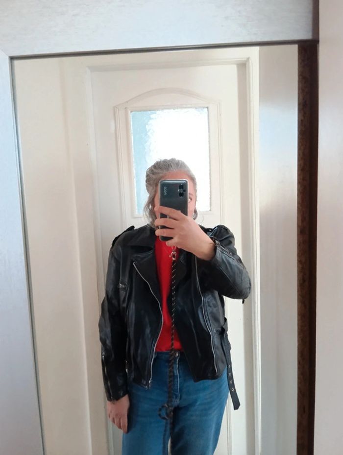 Veste en cuir perfecto 
Tressé aux épaules,
Bas ajusté,
Taille 40/42 - photo numéro 8