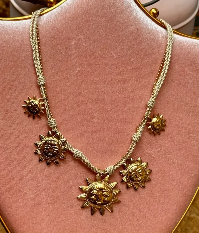 Collier réglable cordon écru doré chaînes soleil en breloques acier inoxydable or - photo numéro 2