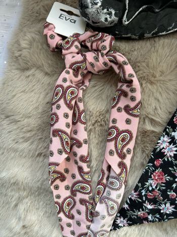 Chouchou cheveux avec ruban en satin