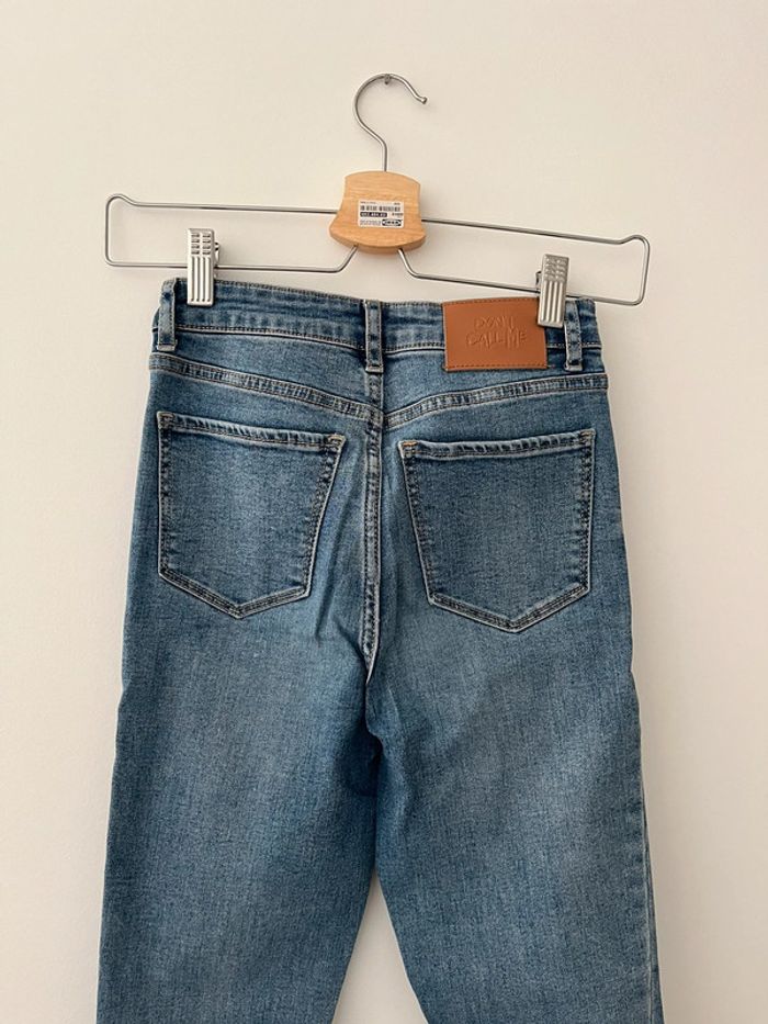 jean a plusieurs boutons - photo numéro 2