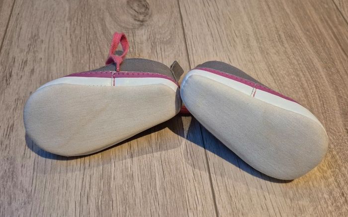 Chaussures chaussons bébé type baskets fille taille 18 - photo numéro 2