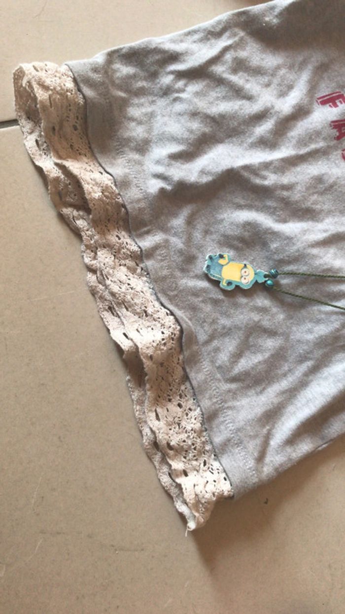 T-shirt gris chiné manches longues et colliers minions 4ans - photo numéro 4