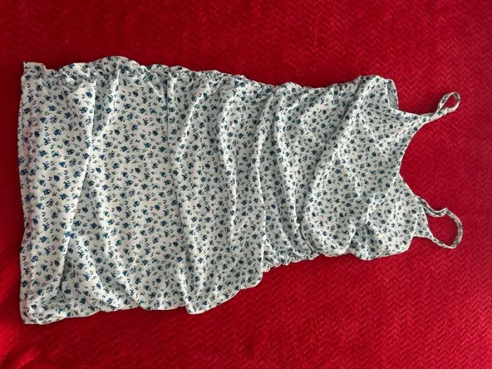 Robe plissé moulante blanche et bleu