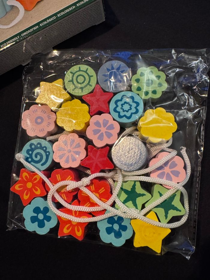 24 perles en bois multicolores à enfiler comme neuf - photo numéro 2