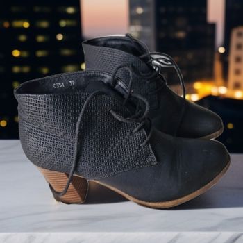 Superbes bottines effet nid d'abeille à lacets