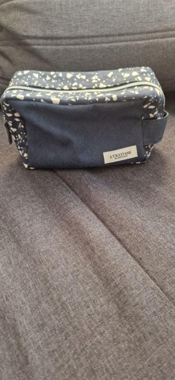 Trousse de toilette L'Occitane bleu et blanc