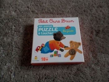 Petit ours brun : mon premier puzzle à toucher : les jouets