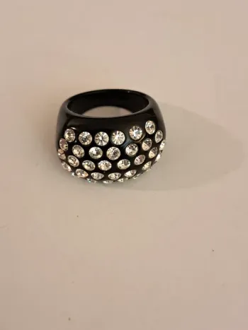 Imposante bague en résine et strass ou cristaux transparents
