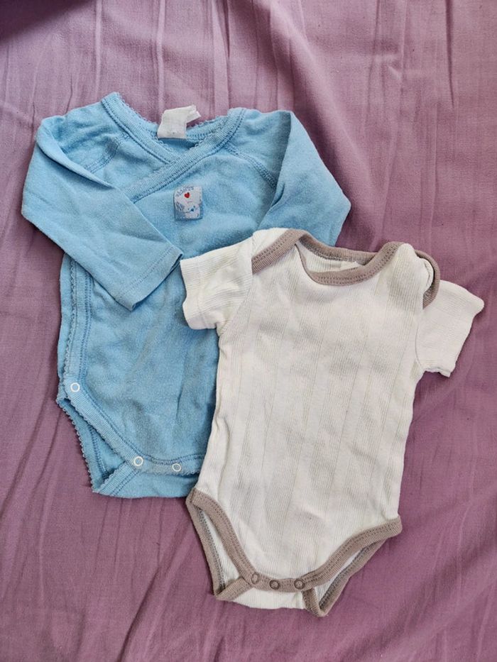 Lot bodys taille 1 mois