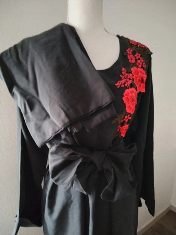 Robe abaya motif fleurs avec grand voile noire - photo numéro 3