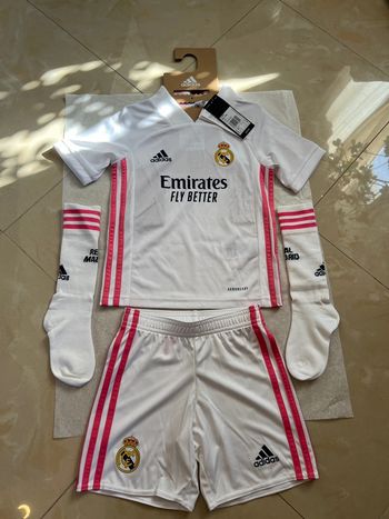 Tenue de foot Adidas équipe Réal Madrid taille 4/5 ans authentique neuf