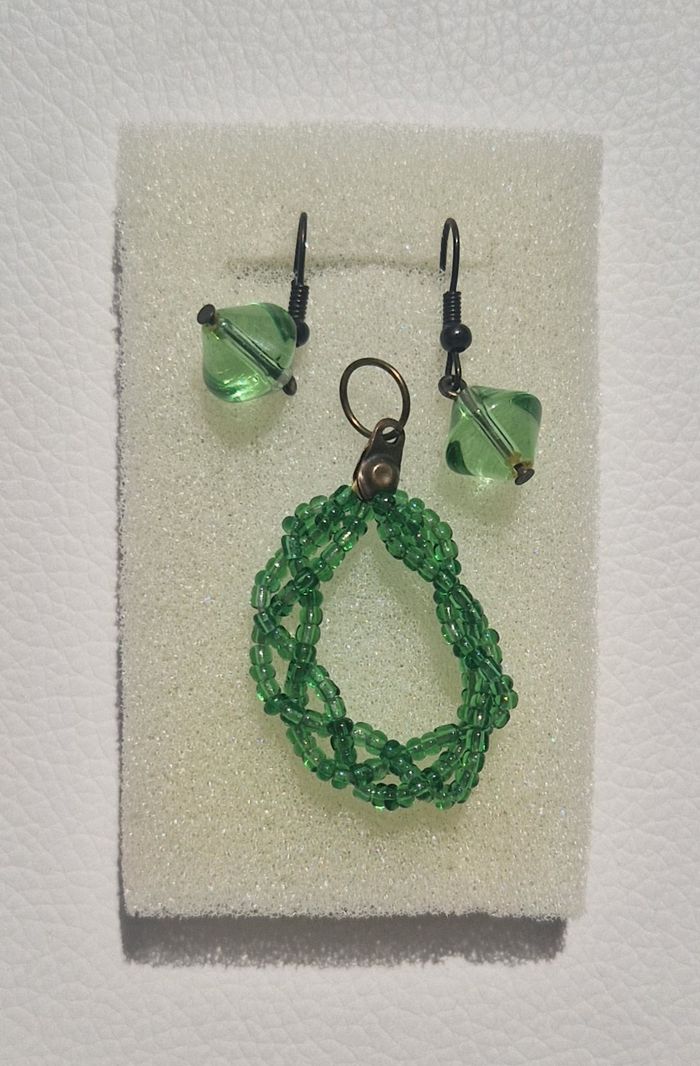 Boucles d'oreilles et pendentif verts transparents - photo numéro 3