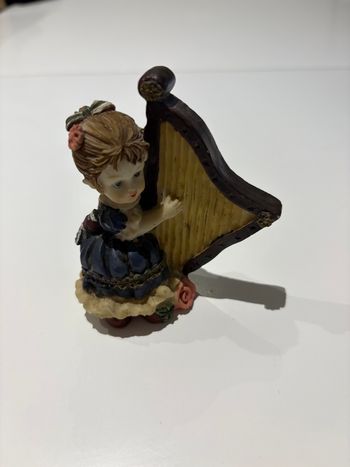 Figurine décorative représentant une fille avec une harpe
