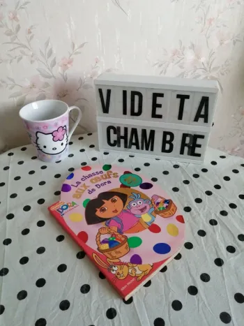 Livre avec volets la chasse aux oeufs de Dora avec 25 cachettes / nickelodeon
