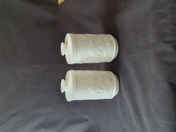 10 Lot de 2 pots en verre opale blanc motifs feuille en relief style arcopal