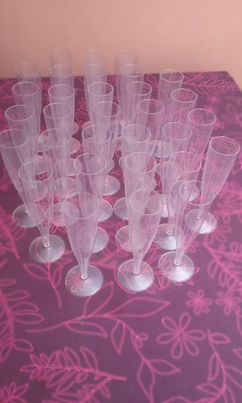 31 flûtes à champagne plastique