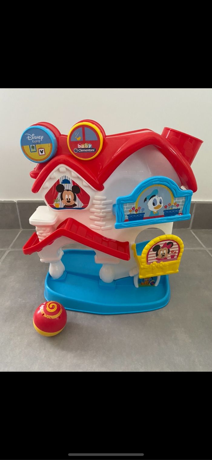 Maison de Mickey avec balle