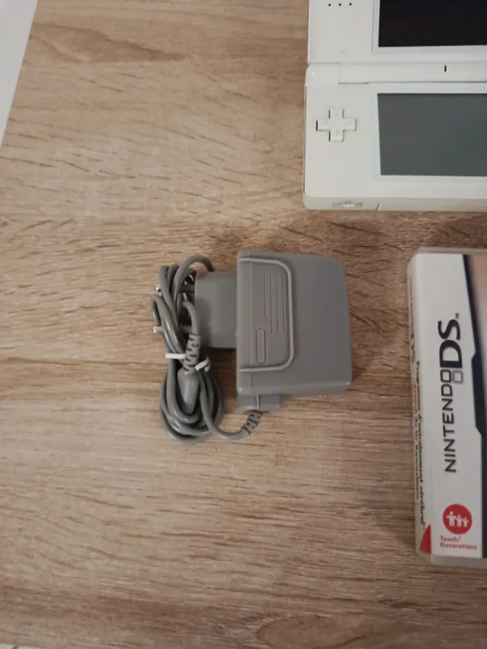 Ds Lite blanche avec 3 jeux et chargeur - photo numéro 4