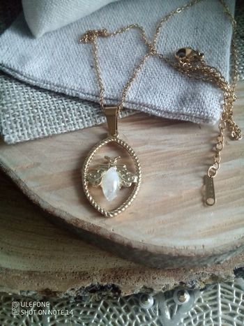 Collier pendentif abeille et pierre de lune