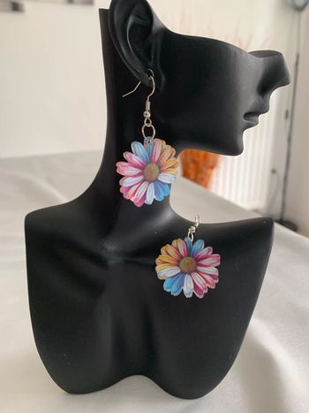 Boucles d’oreilles pendantes fleur marguerite multicolore