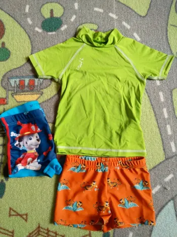 Ensemble Short de bain / maillot de bain - tee shirt de bain 3-4 ans dechatlon