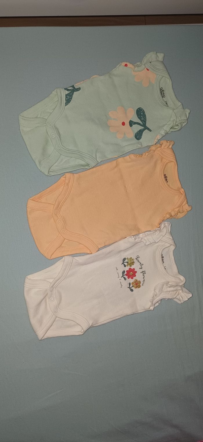 Lot de vêtements bébé taille de naissance