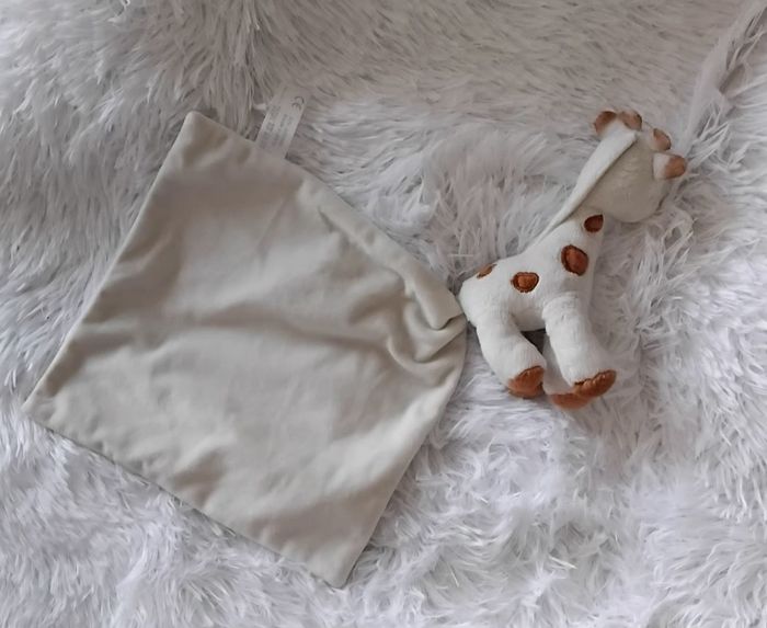 Doudou peluche Sophie la girafe avec mouchoir - Vulli - photo numéro 2