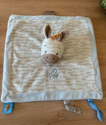 Doudou plat carrée  zèbre Arthur avion beige bleu nattou