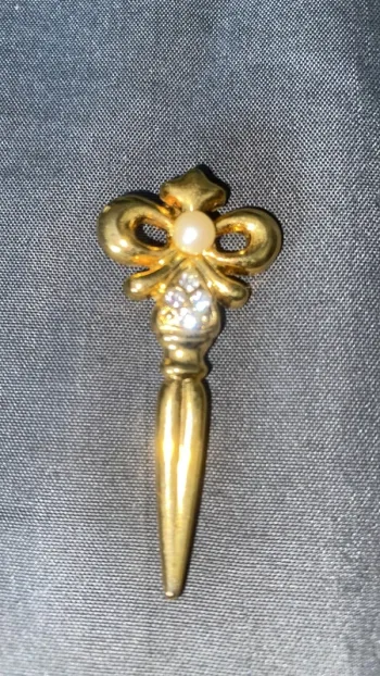 Broche neuve de qualité
