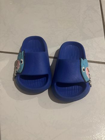Claquettes garçon bleues requin T24
