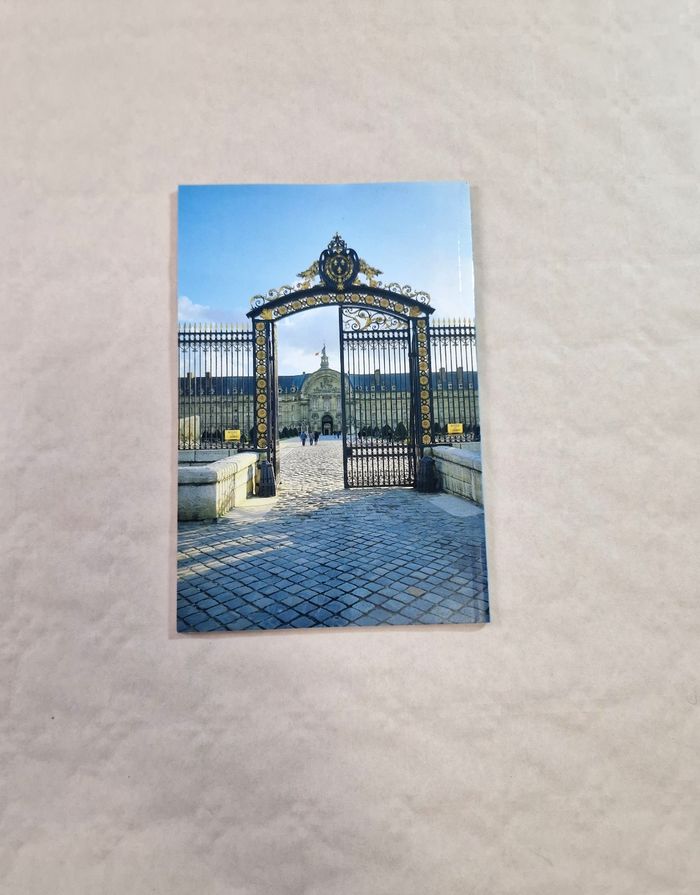 Livre , le tombeau de Napoléon  , l'hôtel des invalides - photo numéro 2