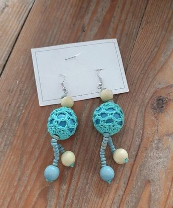 Boucles d'oreilles neuves pendantes bleues et boules au crochet