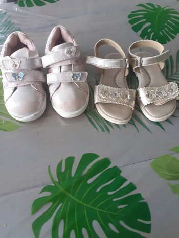 2  paires  de chaussures  fille pointure 24