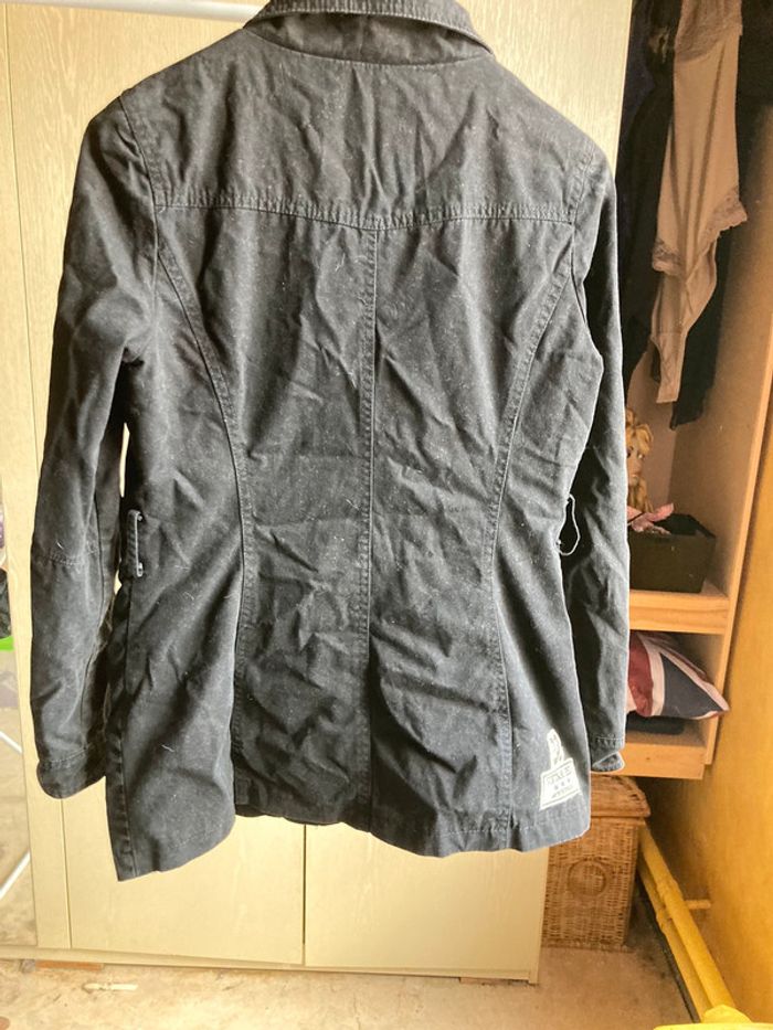 Superbe veste mi longue jamais portée, noire avec stickers taille S - photo numéro 9