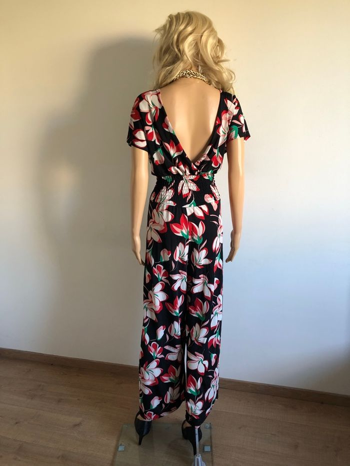 Combinaison noire et fleurie à manches courtes taille 38/40 jamais portée - photo numéro 6
