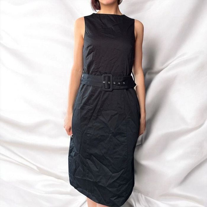 Robe moulante à ceinture argentée