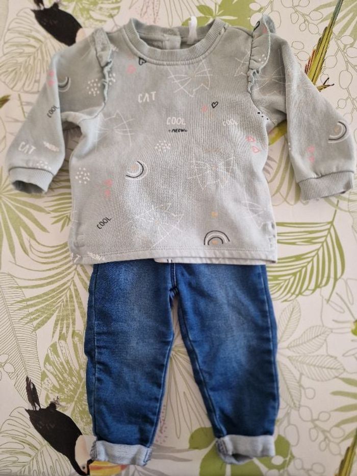 Ensemble jean + pull taille 12 mois