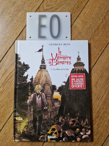 Bd le vampire de benares en eo avec vignettes autocollantes