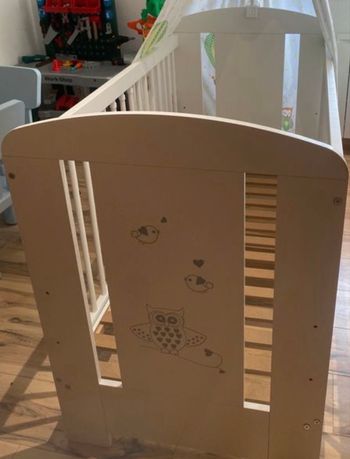 Lit bébé à barreaux 