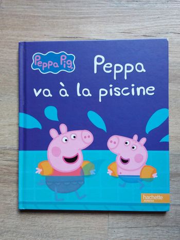 Livre Peppa va à la piscine"