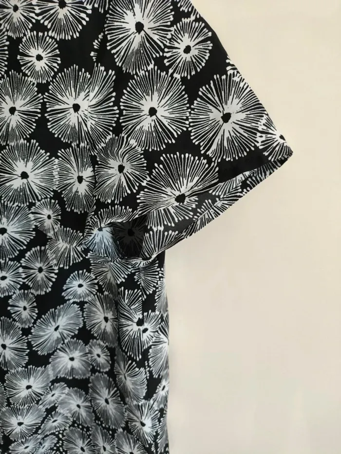 Blouse noire à motifs floraux – Taille 40 – Très bon état - photo numéro 2