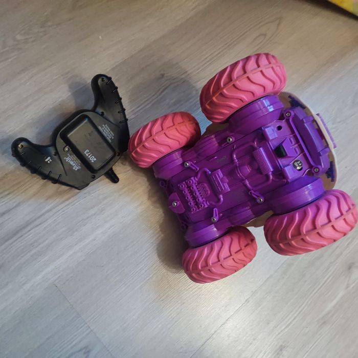 Voiture télécommandée amphibie rose exost moon 
Roule sur la terre, la neige et l’eau Enfin une voiture amphibie 100% fille. Avec style, défie tous les terrains : roule sur la terre, la neige & l’eau ! Ses gommes de protections anti-chocs sur sa coque - photo numéro 3