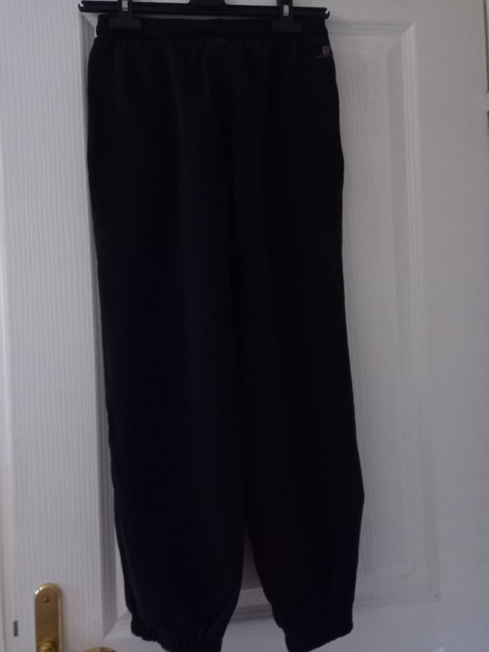 Pantalon de jogging noir marque Décathlon taille 14 ans - photo numéro 2