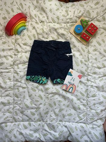 short réversible 1 coté marine 1 coté vert à motifs gémo 24 mois