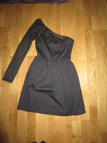 belle petite robe noire à une manche zara nickel S