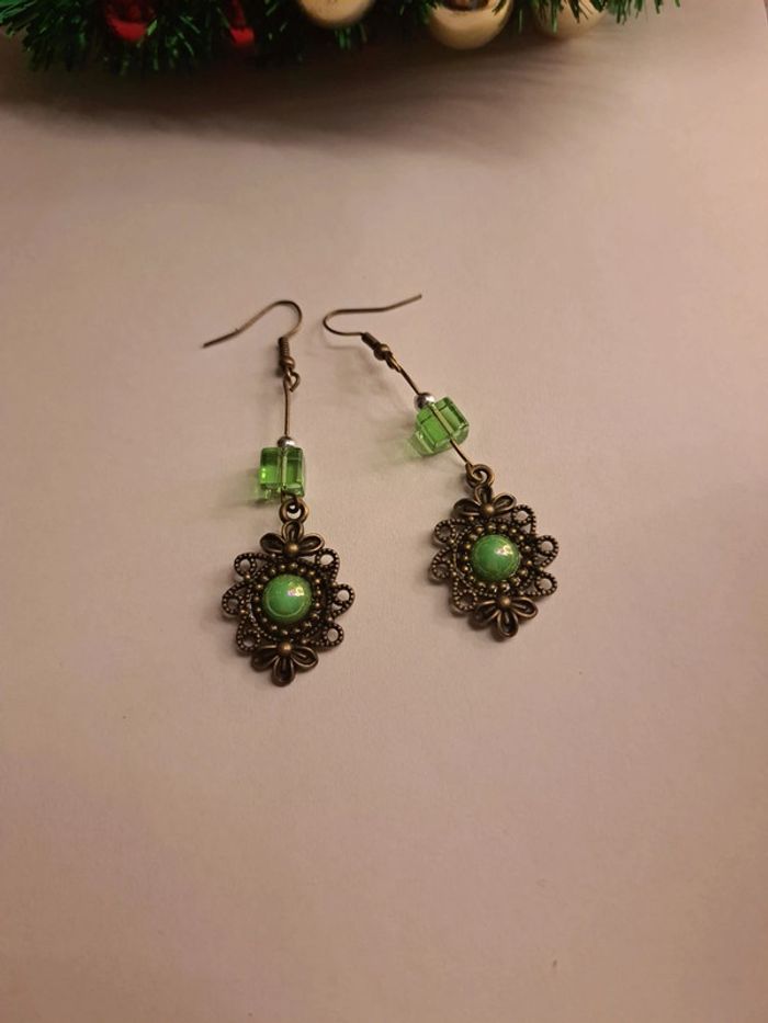 Boucles d'oreilles pendante bronze et verte - photo numéro 2