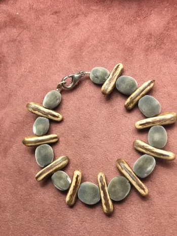 Bracelet avec des graines de Zanzibar