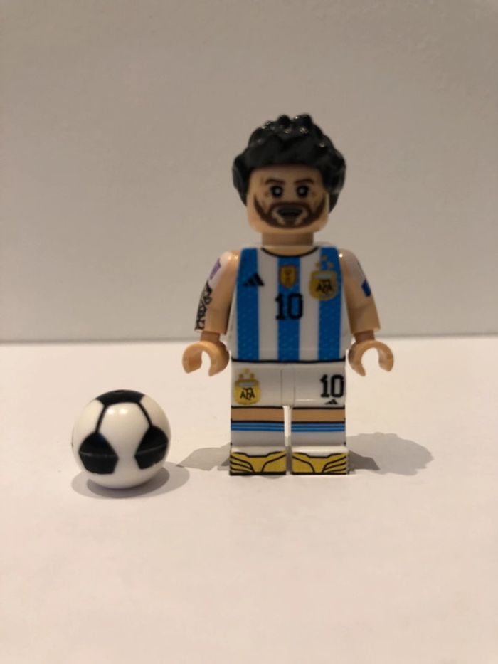 Figurine type lego Lionel Messi en équipe d’Argentine. Footballeur