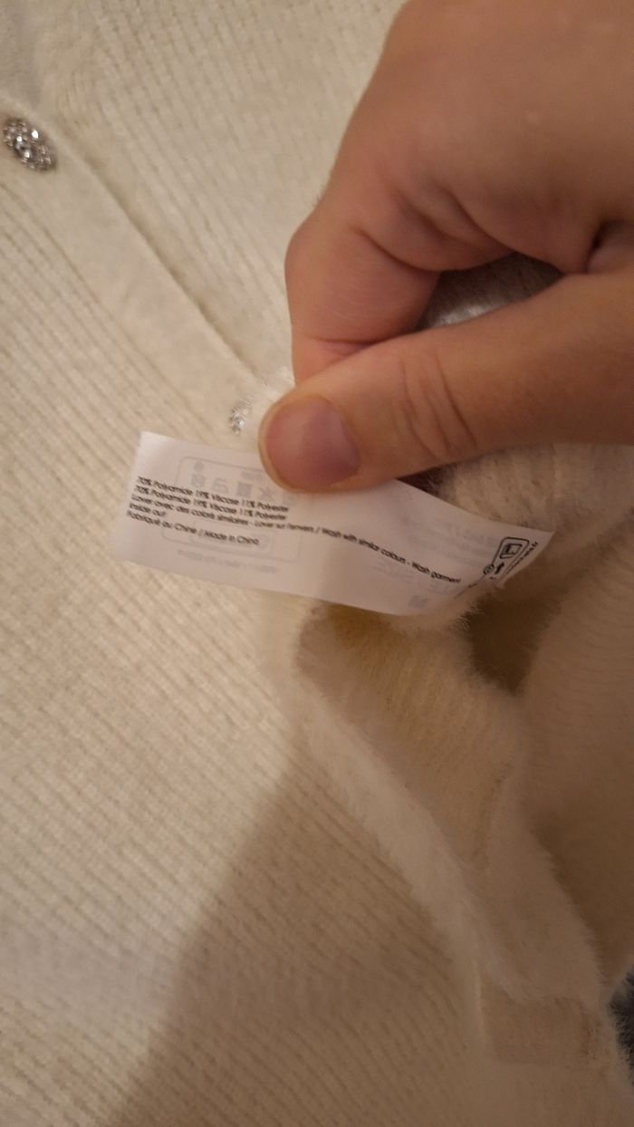 Gilet en mailles duveteuse écru à boutons strass - photo numéro 7