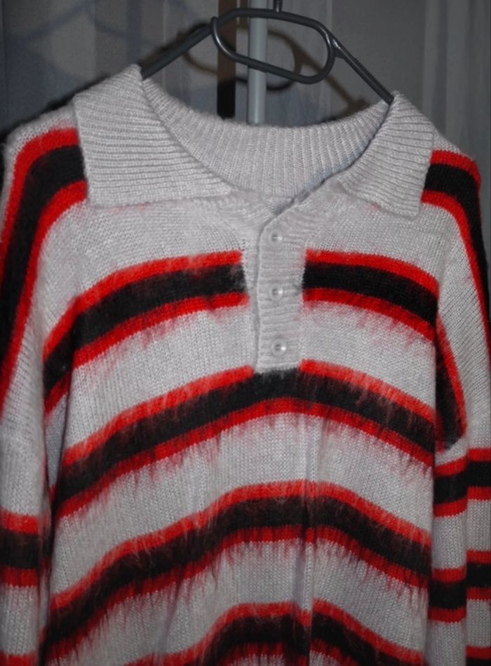 Pull col avec boutons - gris et roue (motifs)